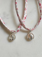 Collar Tela Virgen Niña