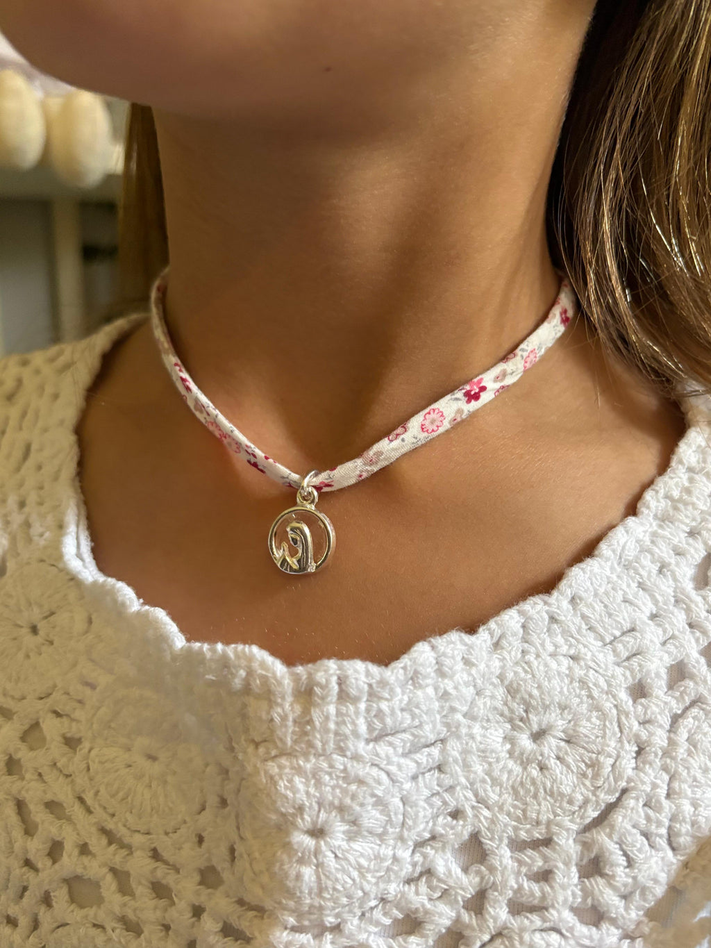 Collar Tela Virgen Niña