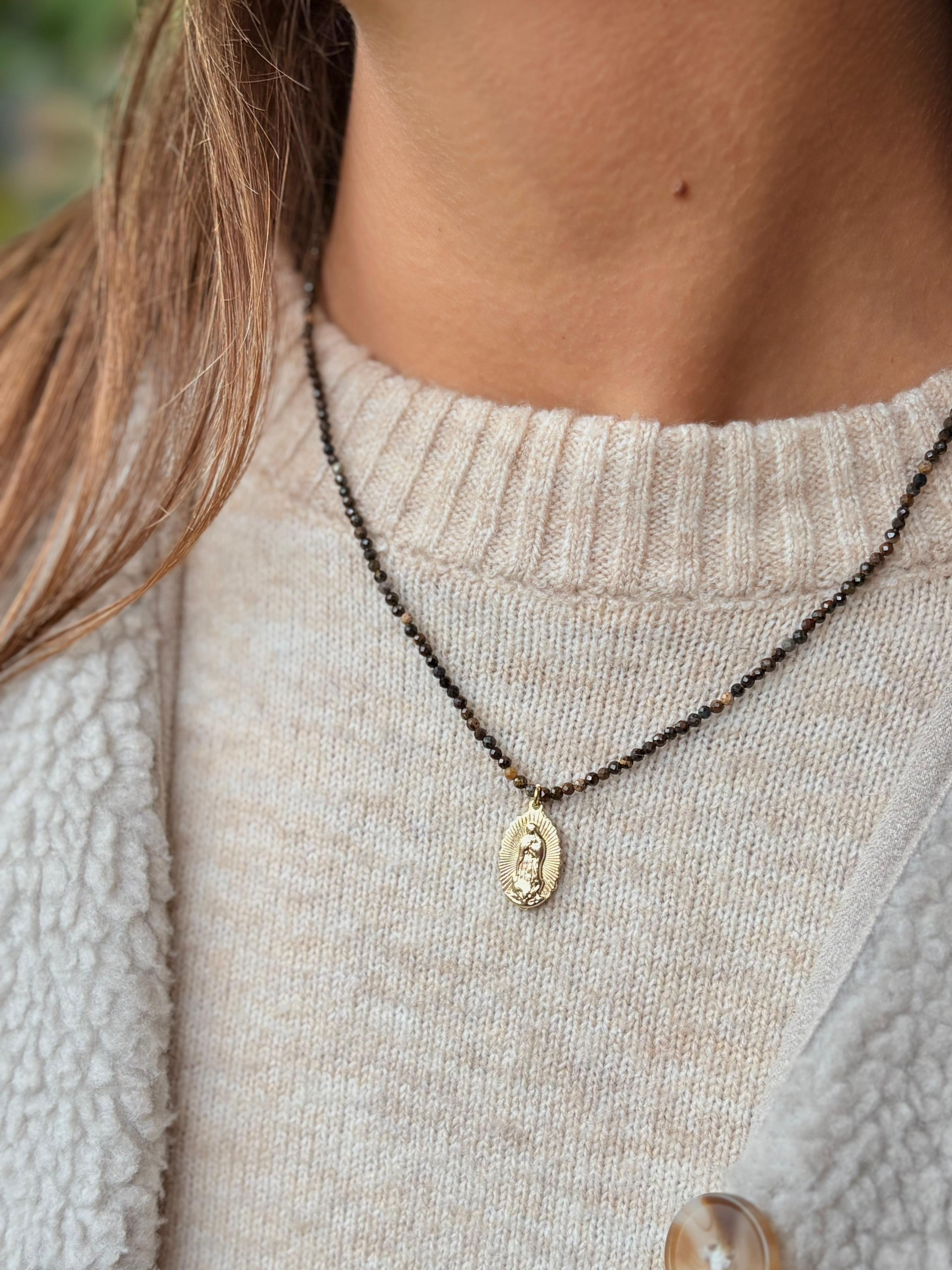 Collar Guadalupe piedras